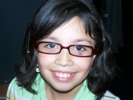 Leidi Ayala chooses her eyeglass frames - 4kids2C